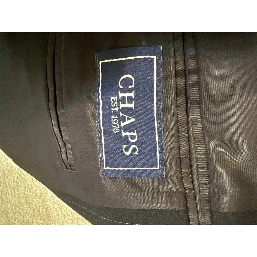 Chaps Sophisticated Men Pinstriped Suit Size 40S Retails for over $200